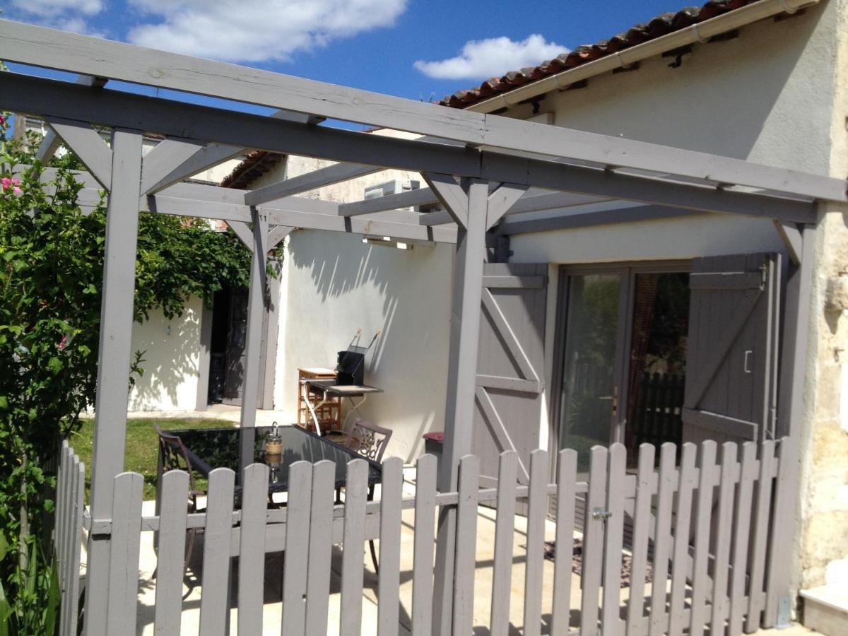 Studio Avec Piscine Privee Jardin Clos Et Wifi A Saint Jean D'Angely Exteriér fotografie